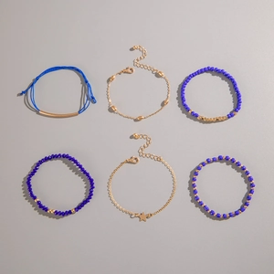 Vue détaillée d'un ensemble de six bracelets bohèmes avec perles bleues et breloques étoile