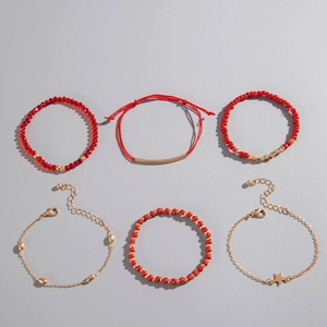 Détail du lot de 6 bracelets bohèmes avec perles rouges, breloques dorées et étoile