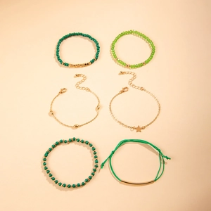 Détail d'un ensemble de 6 bracelets bohèmes vert et or avec pendentif étoile