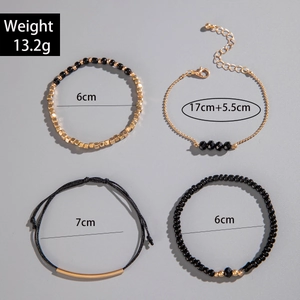 Détails d'un ensemble de 6 bracelets bohèmes à perles noires avec finitions dorées