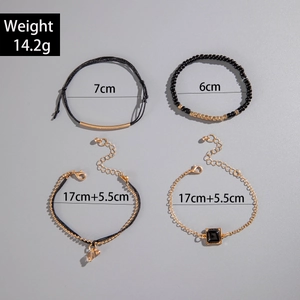 Détail du lot de 4 bracelets en perles noires et chaîne dorée avec divers pendentifs