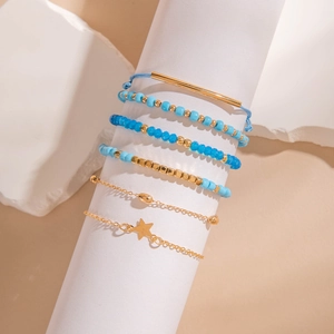 Détail d'un lot de 6 bracelets bohèmes ornés d'étoiles et de perles bleues