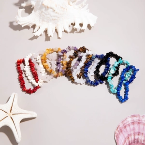 Vue à plat de bracelets en éclats de cristaux naturels avec coquillages décoratifs