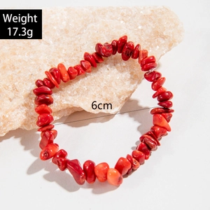 Vue détaillée d'un bracelet en pierres naturelles rouges avec poids de 17,3g et 6cm