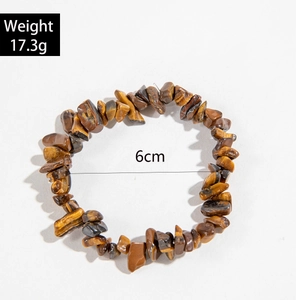 Vue détaillée du bracelet en œil de tigre naturel avec poids de 17,3g et diamètre de 6cm