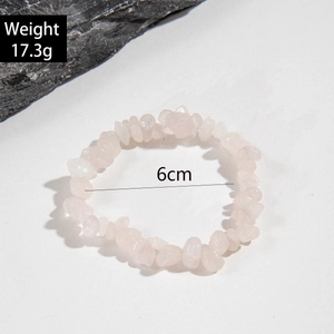 Détail du bracelet en éclats de cristal rose avec poids de 17,3g et diamètre de 6cm