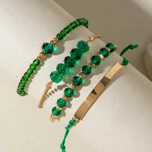 Vue détaillée de quatre bracelets bohèmes avec perles vertes et cristal doré