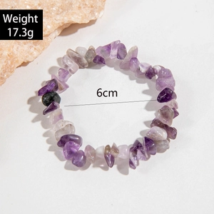 Détail macro du bracelet en pierre d'améthyste naturelle, diamètre intérieur 6cm
