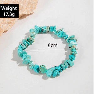 Détail du bracelet en turquoise irrégulière montrant le poids de 17,3g et 6cm de diamètre