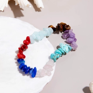 Détail d'un bracelet en perles de cristal naturel multicolores irrégulières sur présentoir