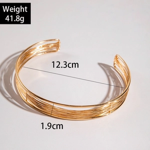 Detail of gold multi-layered wire choker with 41.8g weight and 12.3cm inner diameter