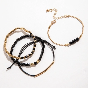 Ensemble de quatre bracelets noirs et dorés avec perles, breloques et chaînes réglables