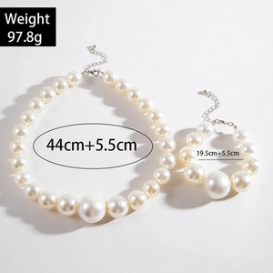 Set gioielli con collana e bracciale di perle finte con perle lucide e chiusura a moschettone