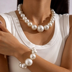 Set di gioielli chic con grande collana di perle finte graduate e braccialetto coordinato