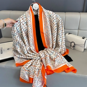 Luxuriöser Seidenschal in Orange und Weiß mit geometrischem Kettenmuster-Design