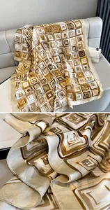 Macro-detail van de zijden sjaal met precieze randstiksels en geometrische patronen