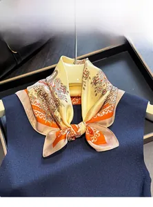 Détail d'un foulard en soie de mûrier 100% avec motifs floraux sur un haut en tricot