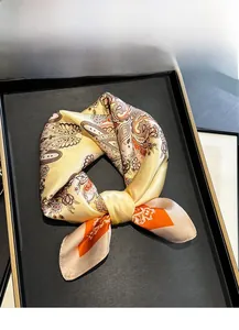 Détail de l'écharpe en 100% soie de mûrier avec motif paisley classique en or champagne