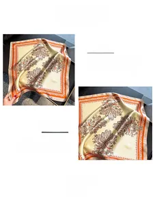 Détail macro du foulard en 100% soie de mûrier avec des motifs paisley de style vintage