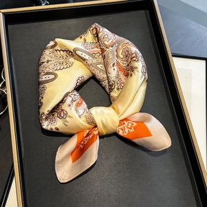 Foulard en soie de mûrier 100% avec imprimé cachemire floral et bords orange vif