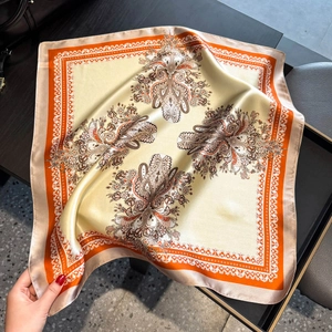 Carré de soie 100% mûrier élégant avec motif paisley et bordure orange vif raffinée