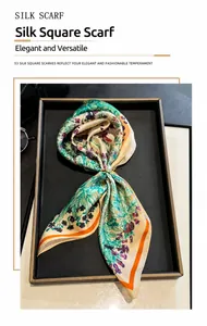 Dettaglio del foulard in seta 53cm con stampa floreale e anello di perle su vassoio in pelle