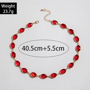 Dettaglio della collana con gemme rosse ovali e chiusura a moschettone dorata regolabile