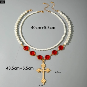 Collana a doppio strato di perle con grande ciondolo a croce vintage e gemma rossa