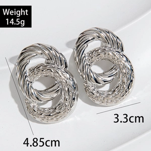 Boucles d'oreilles pendantes en métal argenté torsadé au design géométrique audacieux