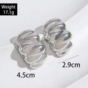 Boucles d'oreilles pendantes torsadées argentées avec texture spirale géométrique