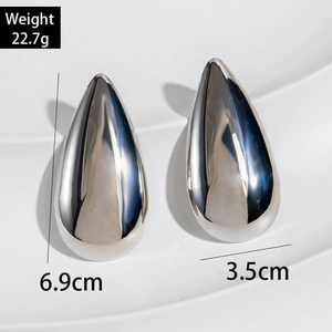 Boucles d'oreilles torsadées goutte d'argent avec fini miroir métallique poli géométrique