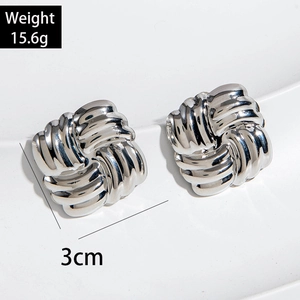 Détail de boucles d'oreilles nœuds carrés tressés, poids 15,6g et dimensions 3cm