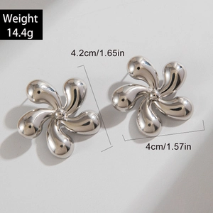 Détail macro de boucles d'oreilles fleur torsadées argentées, 4,2 cm et poids 14,4 g