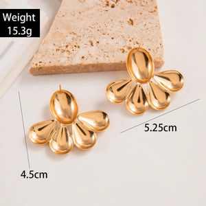 Détail de grandes boucles d'oreilles dorées avec taille 5,25cm et poids de 15,3g