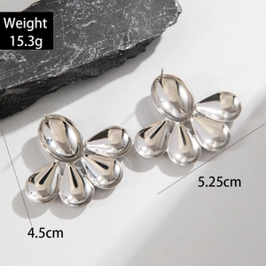 Détails de boucles d'oreilles feuilles argentées avec dimensions 5,25cm et poids 15,3g