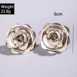 Boucles d'oreilles rose en métal argenté poli pesant 22,8g avec un diamètre de 6cm
