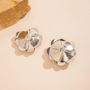 Vue détaillée des boucles d'oreilles fleur argentée avec pétales en métal poli