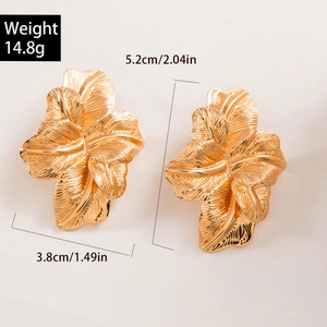 Détail de boucles d'oreilles fleur or montrant 5,2 cm de long et 14,8 g de poids