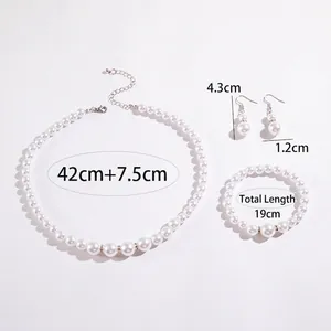 Set di gioielli con collana di perle finte bianche, bracciale e orecchini a farfalla