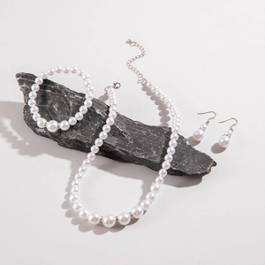 Dettaglio del set di gioielli di perle con collana bracciale e orecchini su pietra