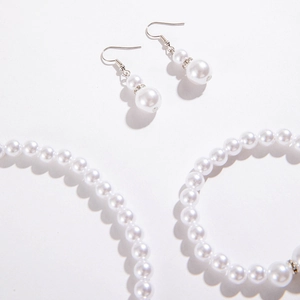 Set dettagliato di collana, bracciale e orecchini di perle con distanziali in strass