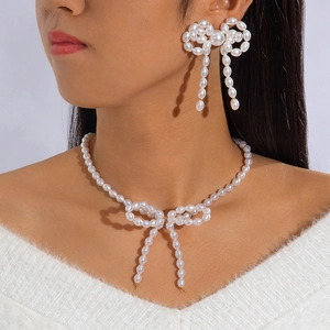 Elegante set di collana e orecchini di perle con design a fiocco di farfalla da donna
