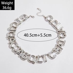 Collar de letras plateadas con cierre de mosquetón ajustable sobre fondo blanco