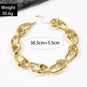 Detalle de collar de cadena dorada multicapa, peso 30,6g y medida 36,5cm más 5,5cm de largo