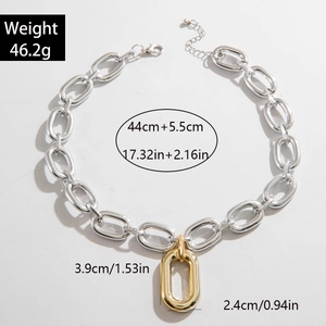 Detalle de collar de cadena plateada con cierre ovalado dorado y broche de langosta