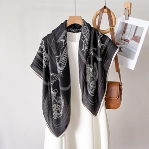 Eleganter schwarz-weißer Seidenschal mit Pferdeprint über einem weißen Kleid in minimalistischer Optik