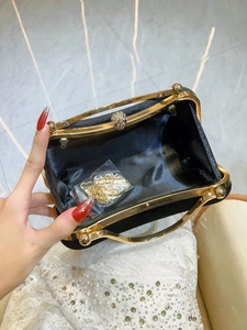 Elegante pochette da sera in velluto nero con manico dorato in strass e catenella