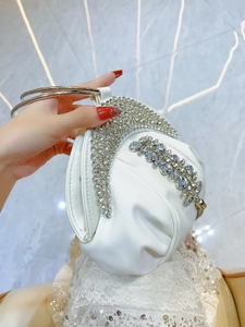 Sac de soirée élégant en cuir blanc avec strass argentés et poignée métallique