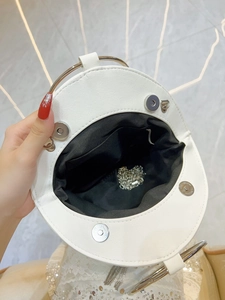 Sac à main rond blanc en cuir avec poignée anneau argenté et bandoulière chaîne