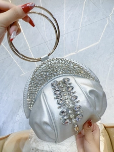 Détail du sac de soirée argenté avec strass brillants, franges en cristal et anses en métal